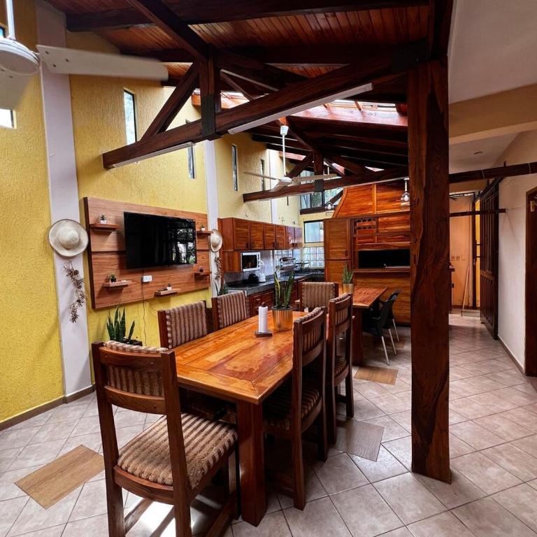 Casa con piscina en el centro - Four-Bedroom House - 43