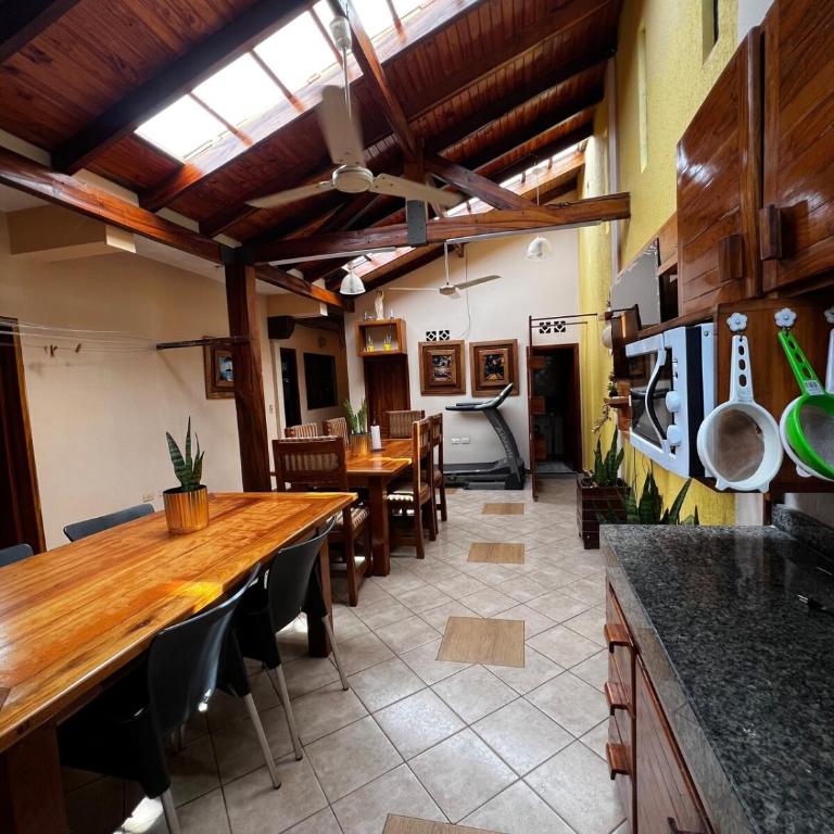 Casa con piscina en el centro - Four-Bedroom House - 47