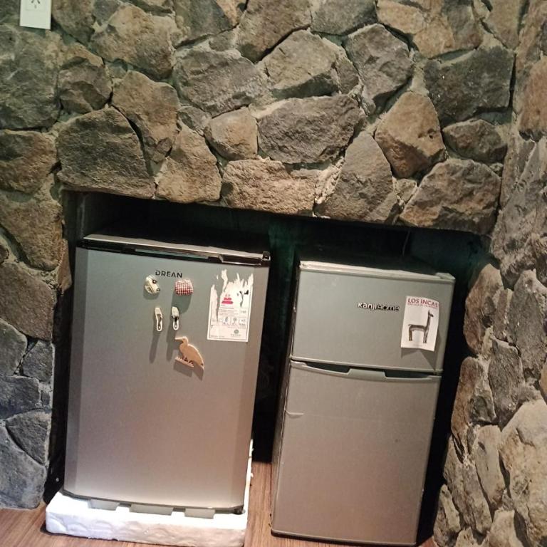 LA Nevadita, Chalet cabin located near the center- It includes suite room with double bed and another 2 bedrooms with two singles beds- Living room fireplace, Hot water, WI-FI - Chalet de 3 dormitorios - 7