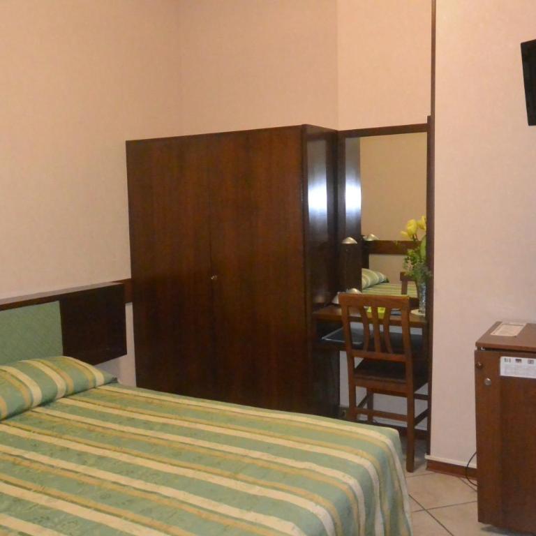 Hotel Italia City Center - Camera Matrimoniale - 7