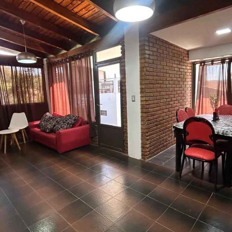 Casa con Pileta y Departamento independiente para 12 a 14 Personas - Villa - 4