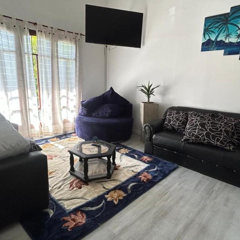 Casa con Pileta y Departamento independiente para 12 a 14 Personas - Villa - 6