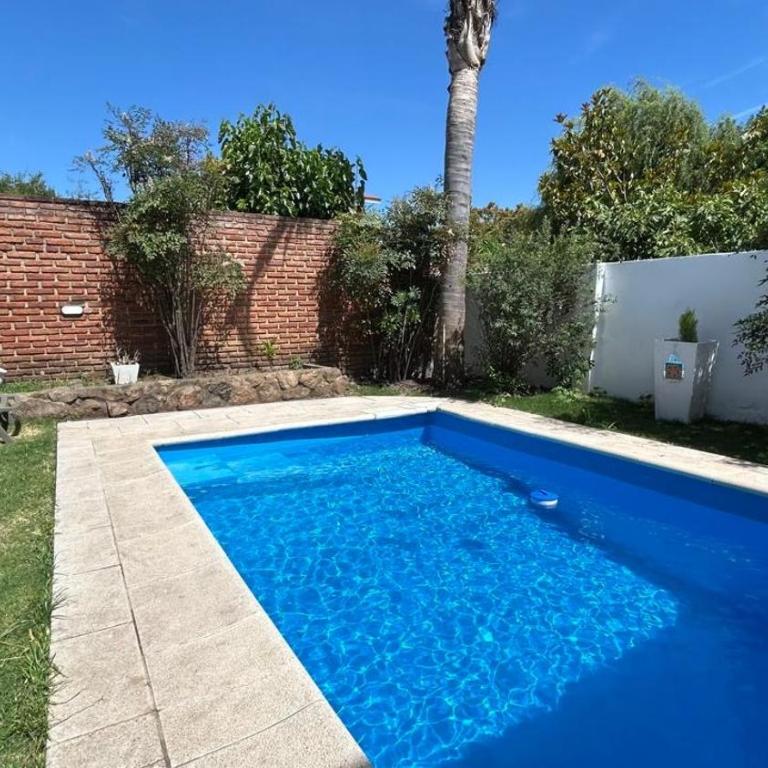 Casa con Pileta y Departamento independiente para 12 a 14 Personas - Villa - 12
