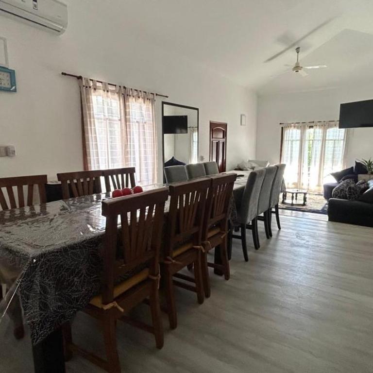 Casa con Pileta y Departamento independiente para 12 a 14 Personas - Villa - 10