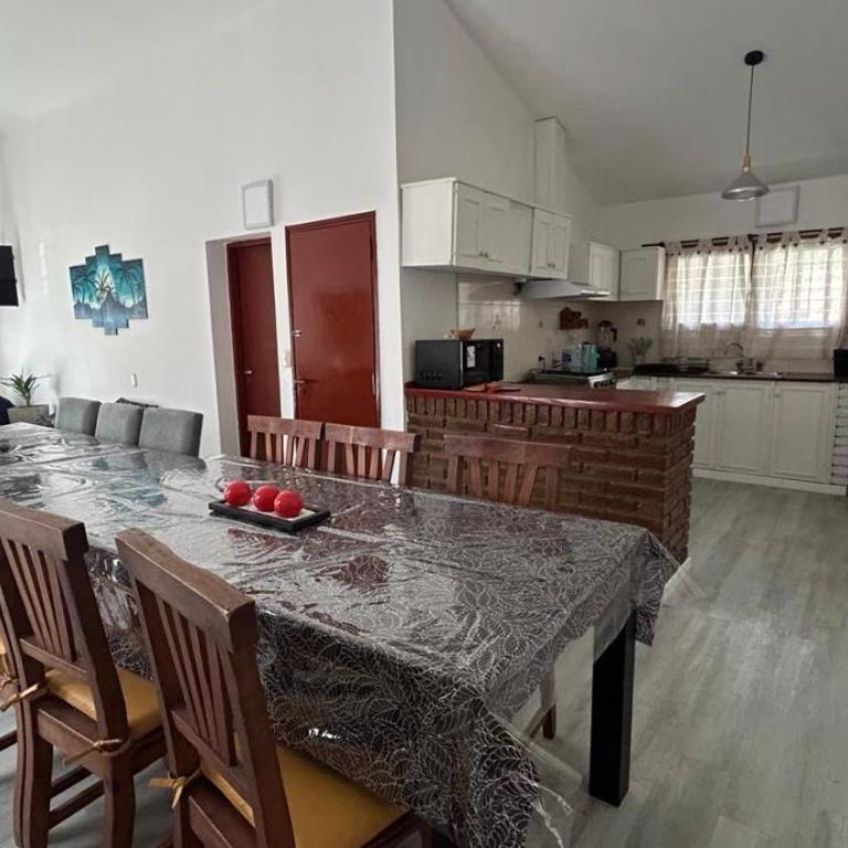 Casa con Pileta y Departamento independiente para 12 a 14 Personas - Villa - 11