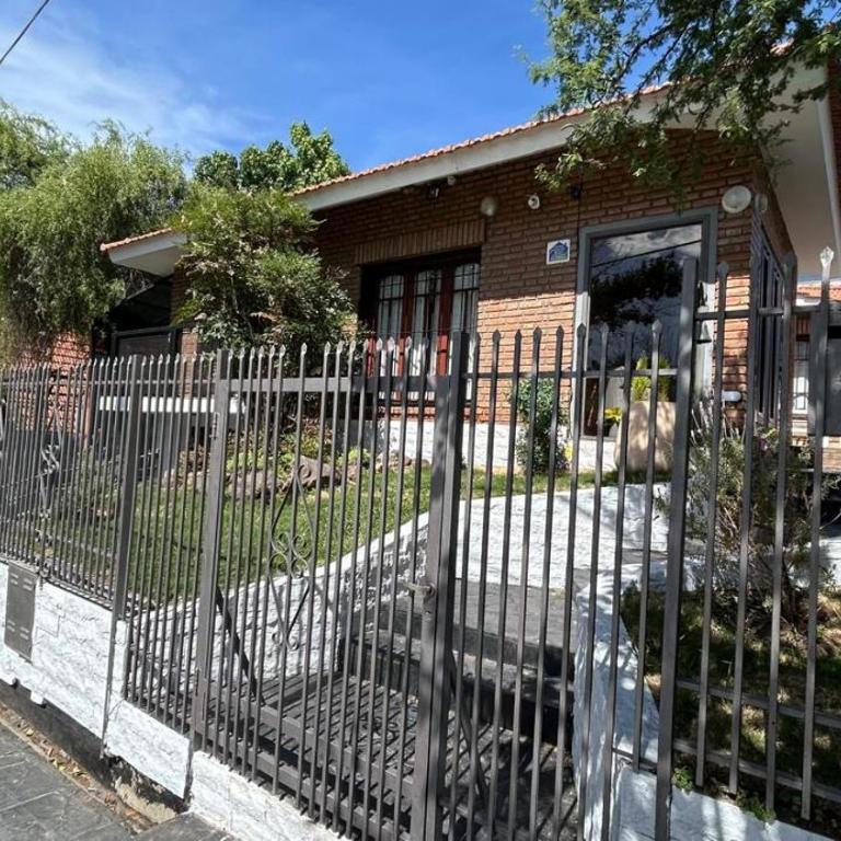 Casa con Pileta y Departamento independiente para 12 a 14 Personas - Villa - 15