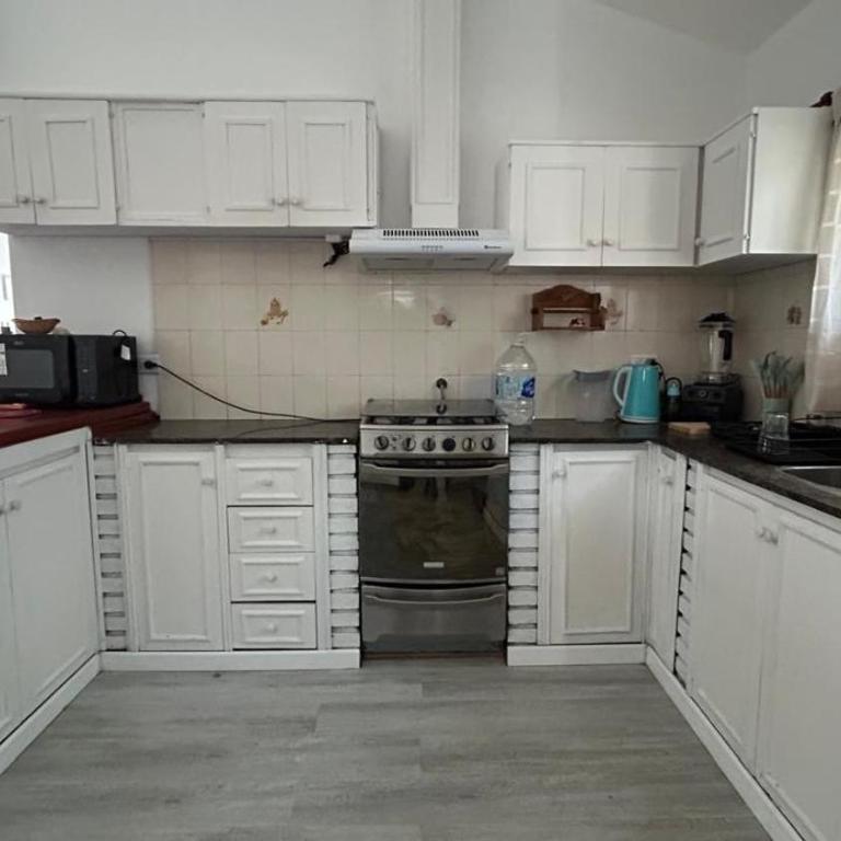 Casa con Pileta y Departamento independiente para 12 a 14 Personas - Villa - 23