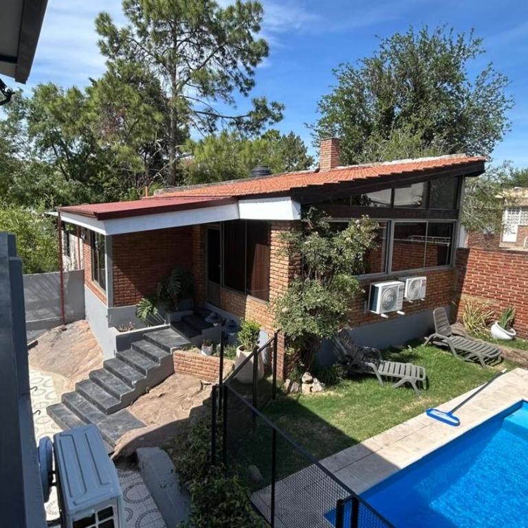 Casa con Pileta y Departamento independiente para 12 a 14 Personas - Villa - 30