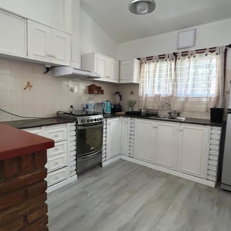 Casa con Pileta y Departamento independiente para 12 a 14 Personas - Villa - 42