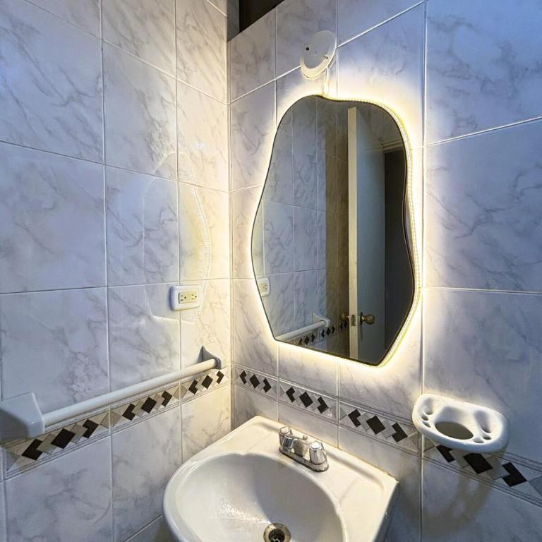 Céntrico y exclusivo Depto en 1re piso en Chiclayo - Three-Bedroom Apartment - 6