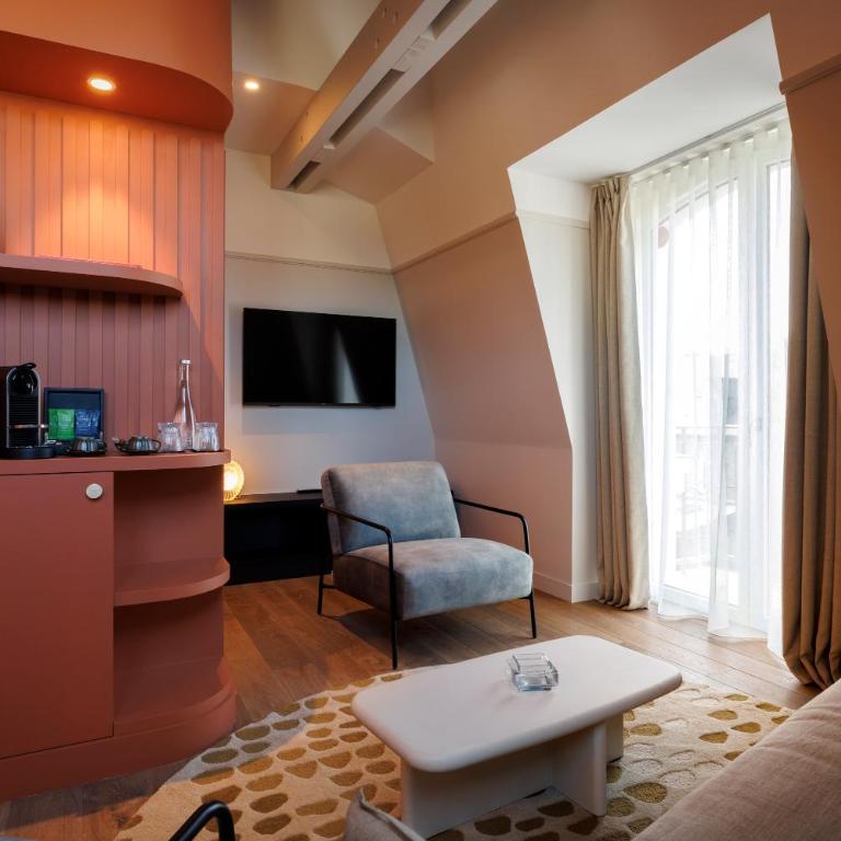 Grand Hotel de Courtoisville - Suite - 5