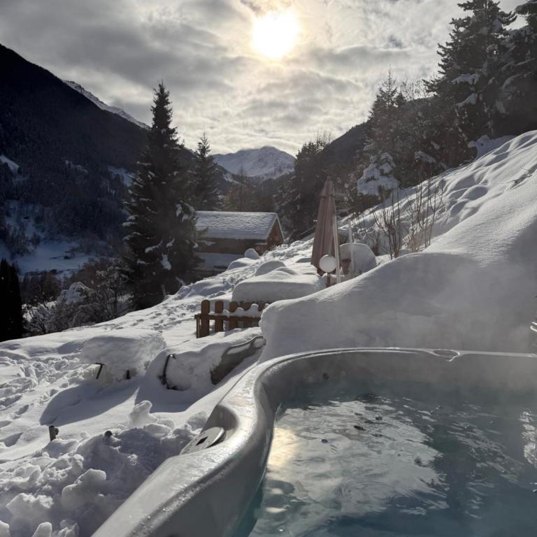 Chalet Opalpin Lodge & Spa, vue montagne et jacuzzi - Chalet - 9