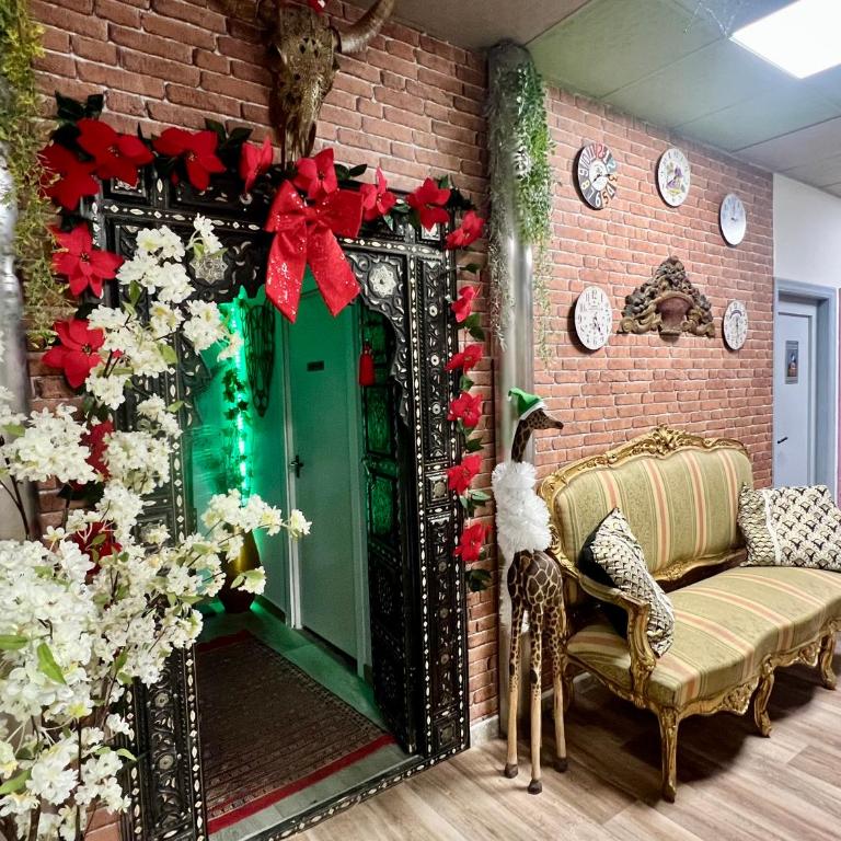 HOSTEL Pepper-Gold -STEP-FREE ENTRANCE -car- free Space-no nois-3 minutes from Port -BED ROOMS 8 GUEST 55 M2 AND 8 GUEST 65 M2 - Bunk Bed in Mixed Dormitory Room - 64