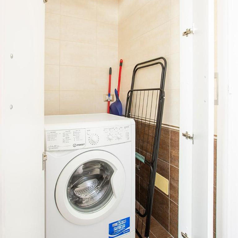 Spacious Near the City Centre,Sleeps 6 - Two-Bedroom Apartment - 18