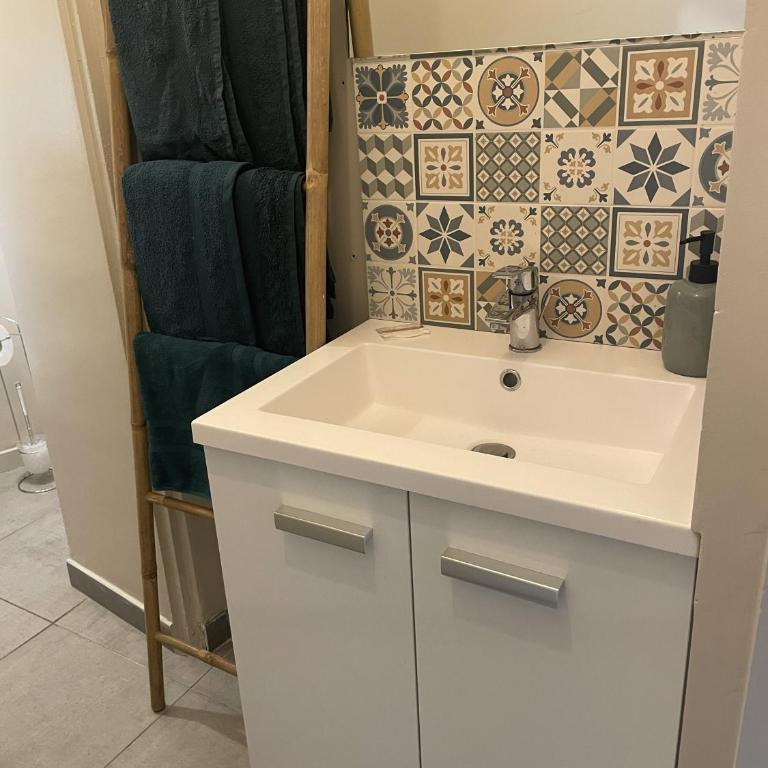Studio bien équipé avec clim Proche gare et centre-ville - Appartamento - 14