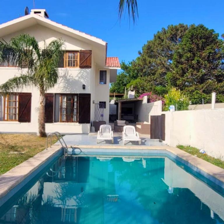 Casa a 1 cuadra de Playa Mansa Piscina y BBQ - Three-Bedroom House - 1