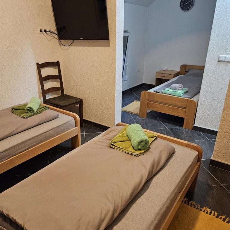Villa Hukic - Trokrevetna Soba sa Kupatilom - 4