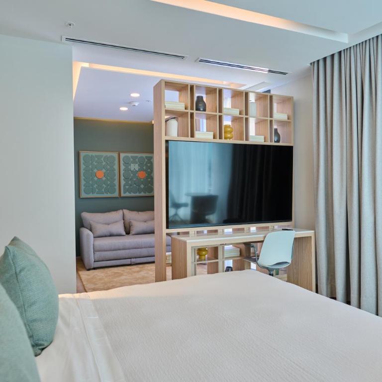 WorldHotels Guadalajara Zona Andares - King Suite with Sofa Bed, Terrace and City View - Non-Smoking - 1