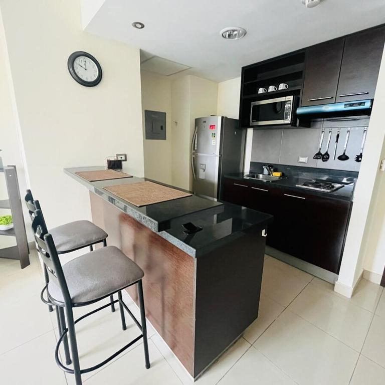 Suite next to Vermont Plaza with Pool and Gym - Two-Bedroom Apartment - 13