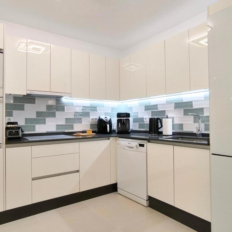 HEI HEI AND PUA VILLA - heated pool, priv parking, fibre net, Palm-Mar - Three-Bedroom Villa - 8
