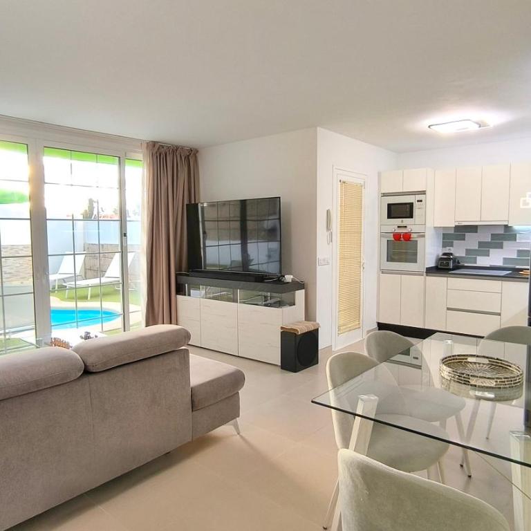 HEI HEI AND PUA VILLA - heated pool, priv parking, fibre net, Palm-Mar - Three-Bedroom Villa - 6