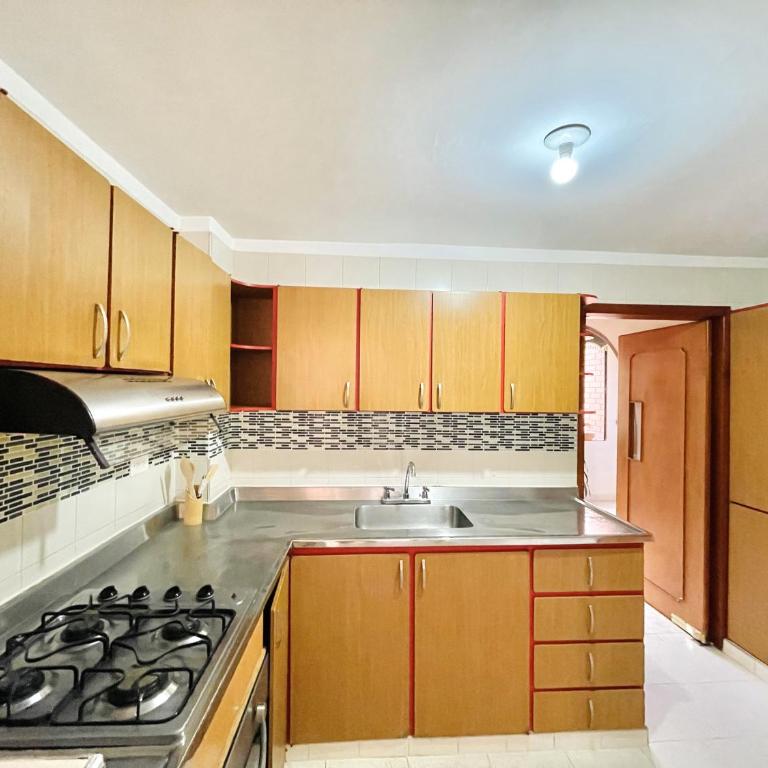 Apartamento central con parqueadero - Apartamento de 3 dormitorios - 4