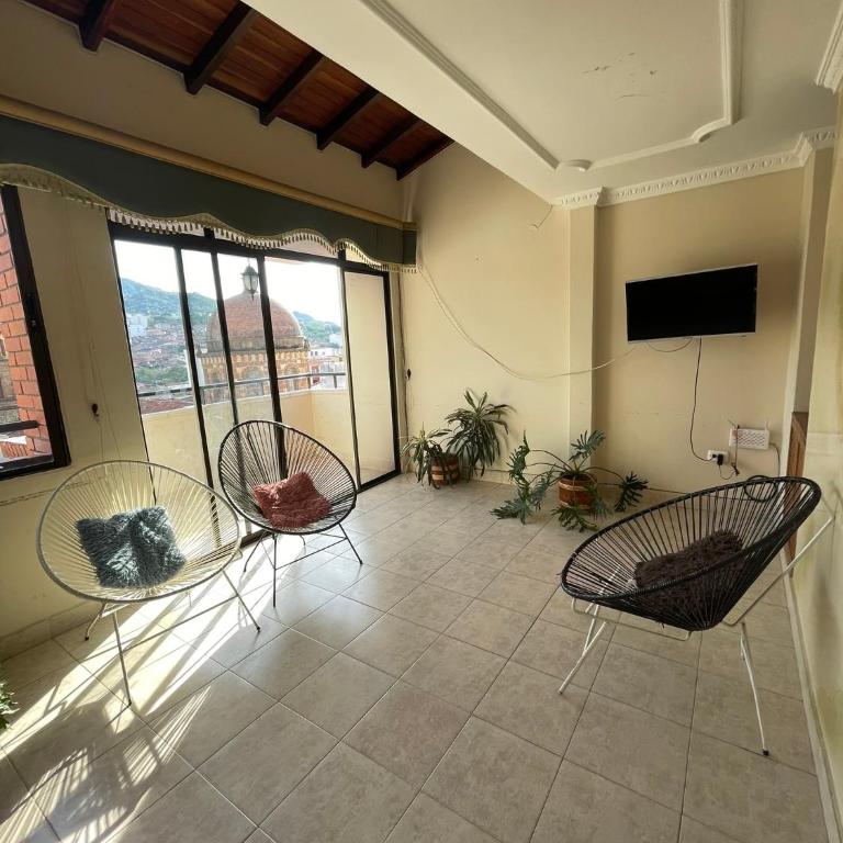 Apartamento central con parqueadero - Apartamento de 3 dormitorios - 2