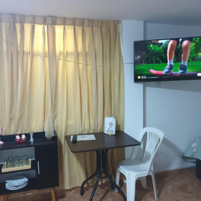 Apartamento Familiar con Baño Privado cerca al Aeropuerto - Family Room with Private Bathroom - 9