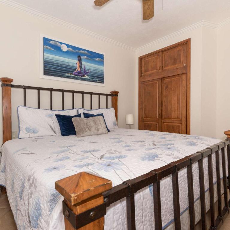 Coastal Getaway on Sandy Beach D502 Casa Blanca - Apartment - 30