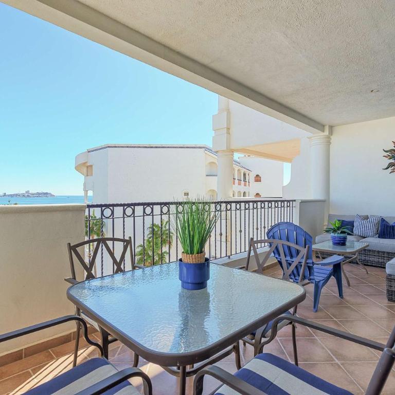 Coastal Getaway on Sandy Beach D502 Casa Blanca - Apartment - 7