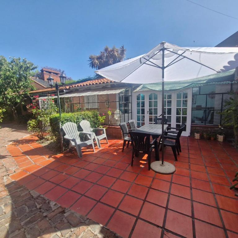 Casa en Miramar con quincho y parque - Casa Unifamiliar de 3 dormitorios - 2