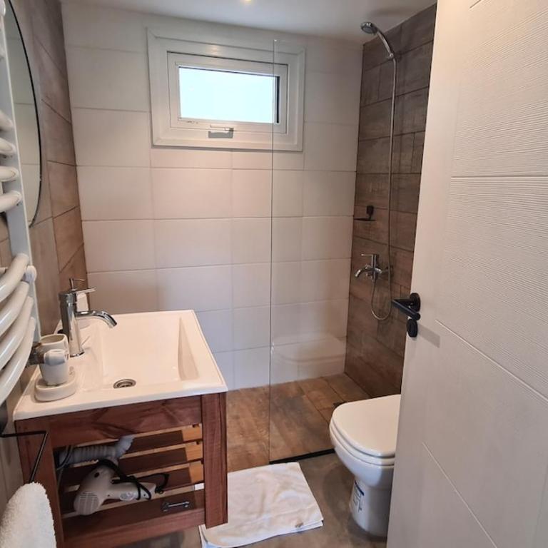 Monoambiente con deck y vista al lago en Playa Bonita - Apartamento de 1 dormitorio - 4