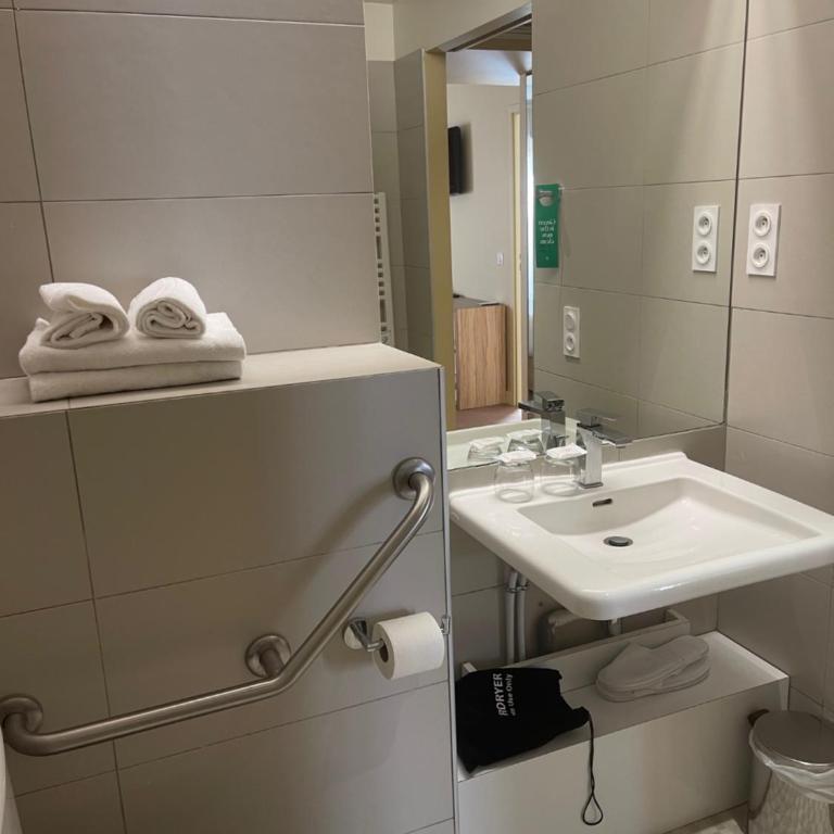 Golden Tulip Avignon Le Paradou - Chambre Quadruple Supérieure avec 1 Lit King-Size et 2 Lits Simples - Patio Privé - 6