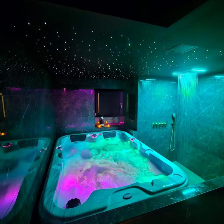 Suite romantique avec jaccuzzi - proche des lacs - La secrète room - Maison 1 Chambre - 3