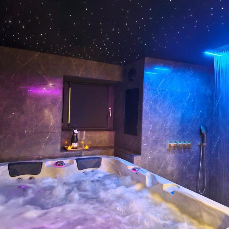 Suite romantique avec jaccuzzi - proche des lacs - La secrète room - Maison 1 Chambre - 5