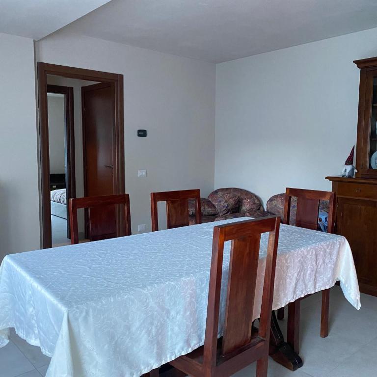 yellow house - Family Room - 7