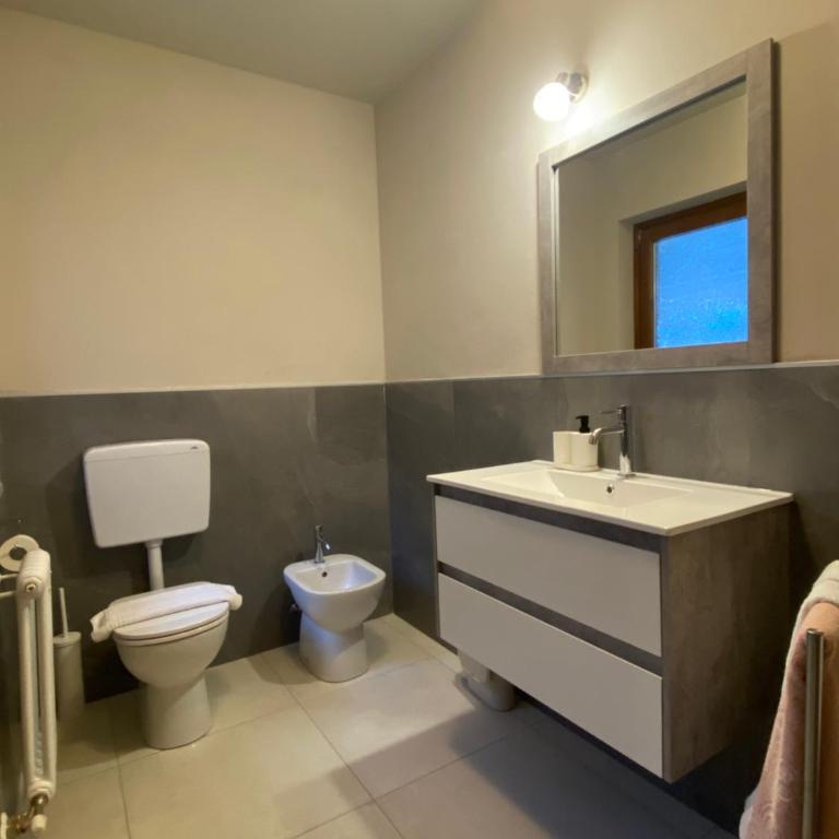 yellow house - Family Room - 11