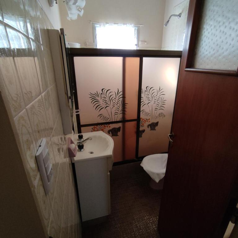 Casa para 5 personas con gran parque y parrilla en entorno natural y tranquilo a pasos de las playas del sur de Mar del plata - Casa de 2 dormitorios - 11