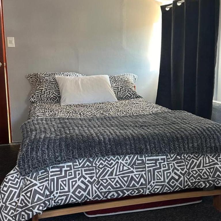 Cozy room with kitchenette and private bathroom - One-Bedroom Apartment - 1