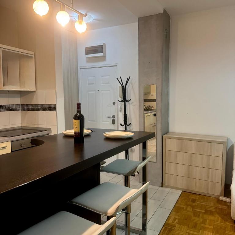 Jolie - One-Bedroom Apartment - 2