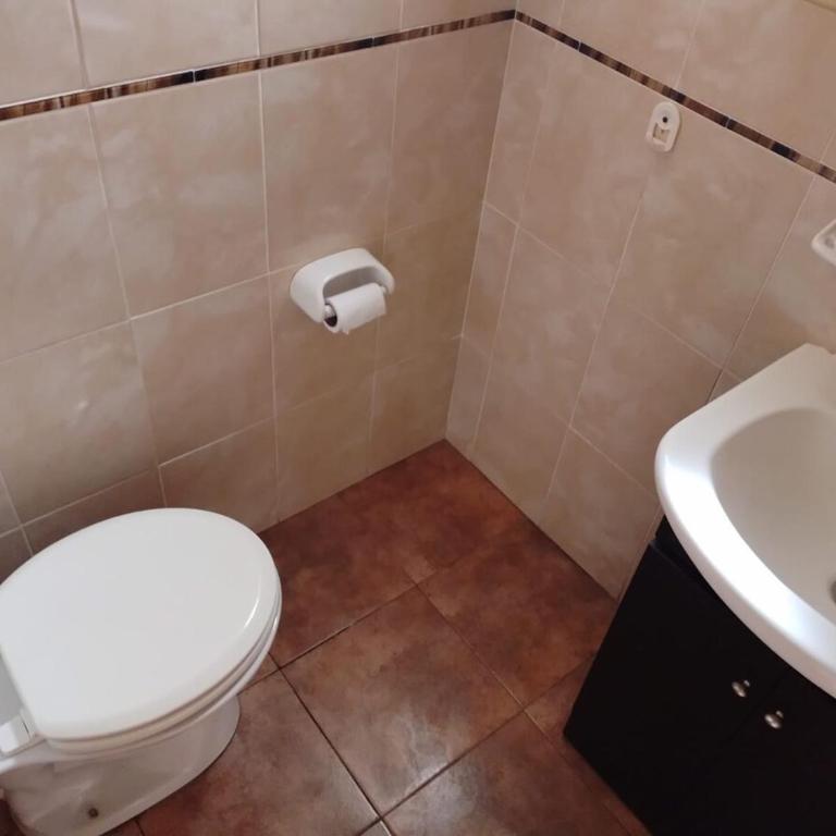 Casa con extenso parque en barrio Las Dalias - Casa de 3 dormitorios - 13