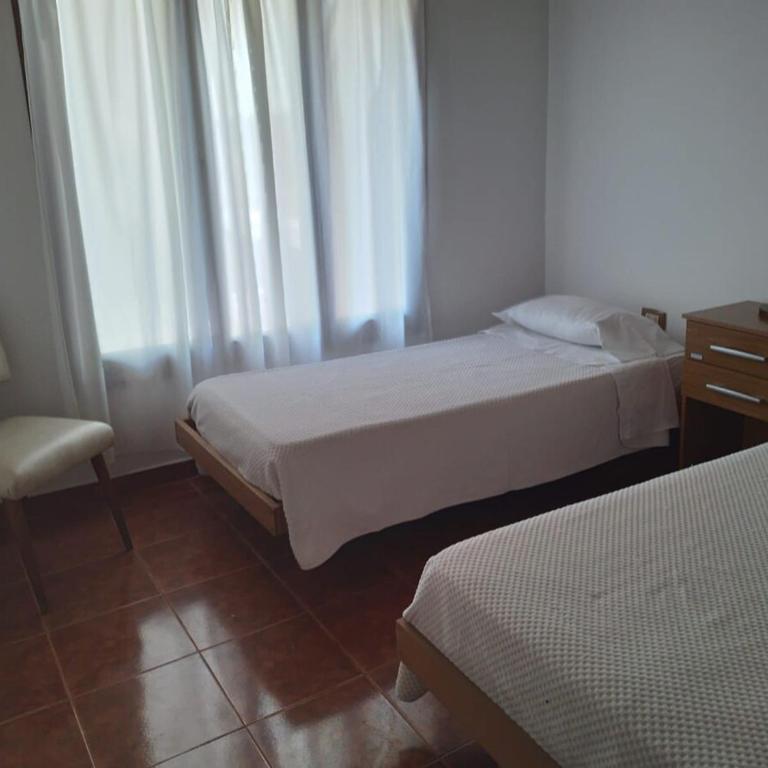 Casa con extenso parque en barrio Las Dalias - Casa de 3 dormitorios - 12