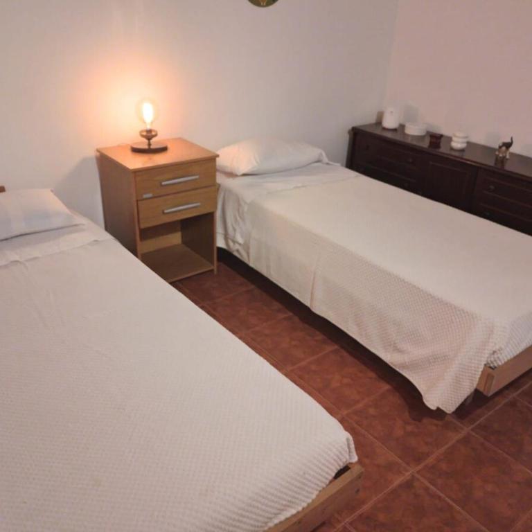 Casa con extenso parque en barrio Las Dalias - Casa de 3 dormitorios - 11