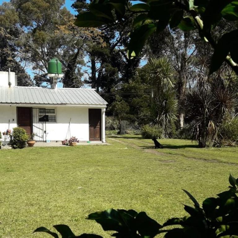 Casa con extenso parque en barrio Las Dalias - Casa de 3 dormitorios - 1