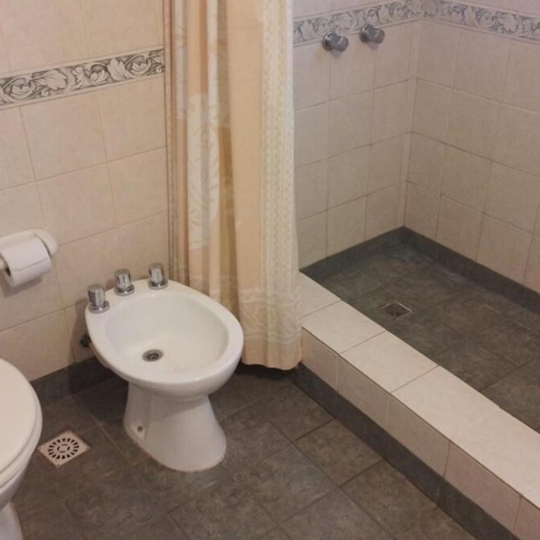 Casa con extenso parque en barrio Las Dalias - Casa de 3 dormitorios - 20