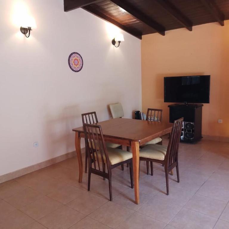 Casa con extenso parque en barrio Las Dalias - Casa de 3 dormitorios - 7