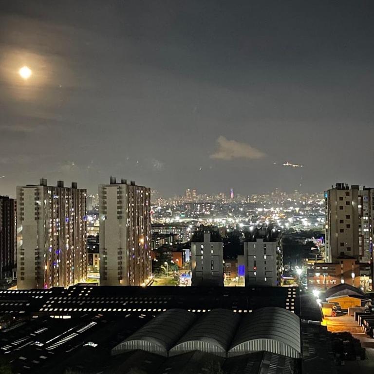 Increíble vista a la ciudad desde piso 18 Apartamento con Alexa - Two-Bedroom Apartment with View - 12