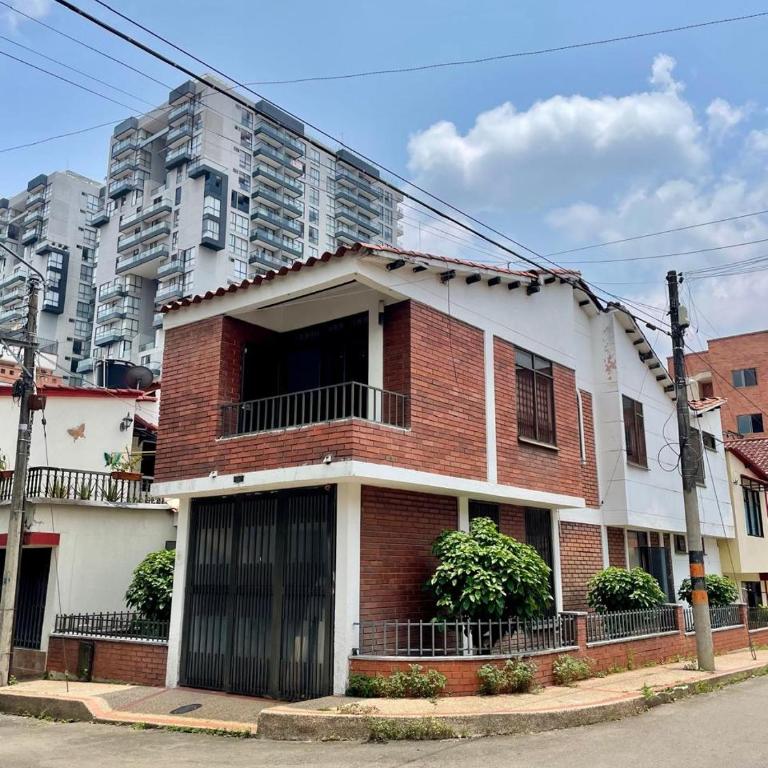 Casa al lado de Multicentro - Casa de 3 dormitorios - 2