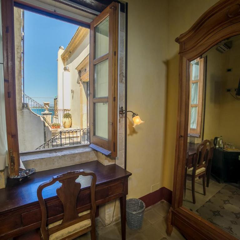 Hotel Henry's House - Camera Matrimoniale con Vista Mare Parziale - 4