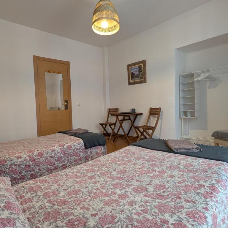 Alojamiento Oviedo 1 - Habitación Doble con balcón - 2 camas - 2